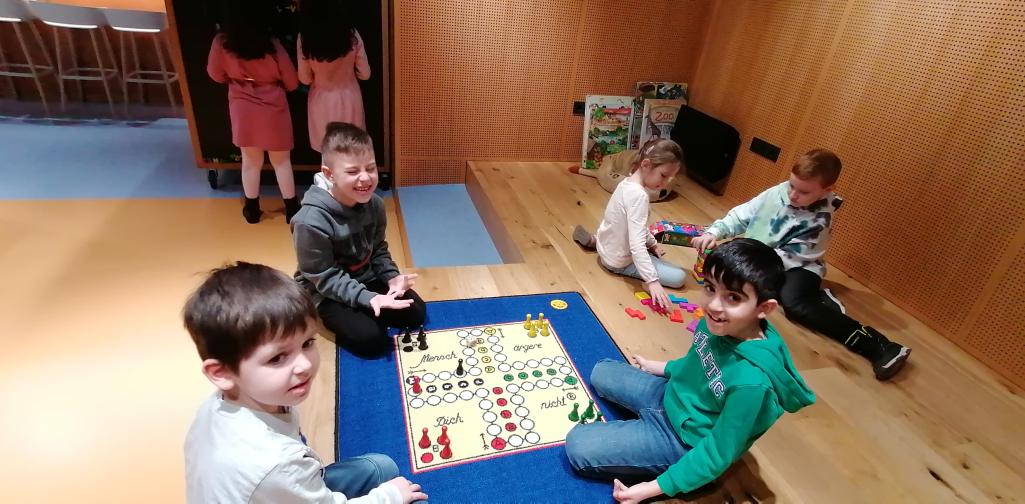 Bücherei 5 Kinder spielen Mensch ärger dich nicht