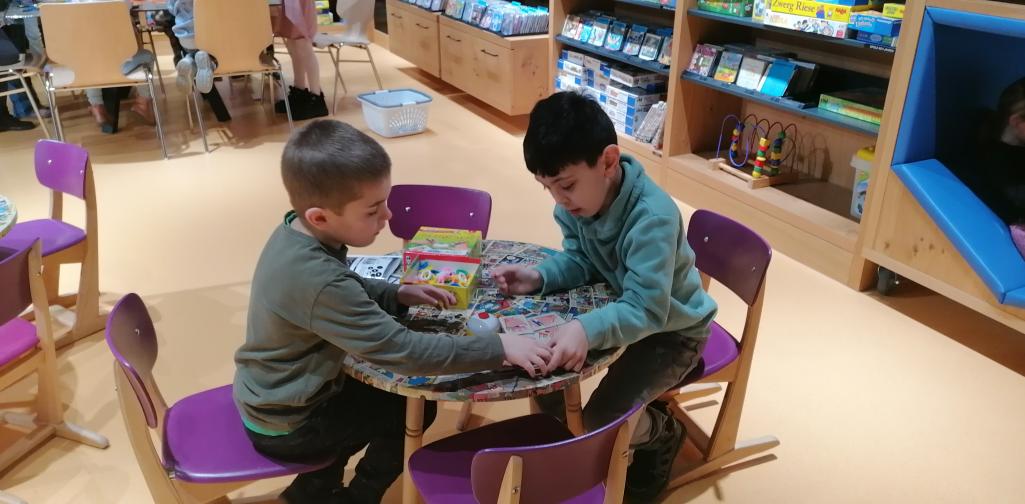 Bücherei 6 Kinder beim Spielen