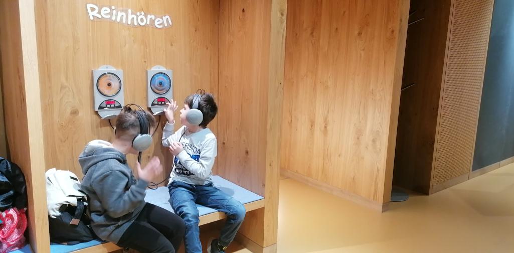 Bücherei 6 Kinder hören ein Hörbuch