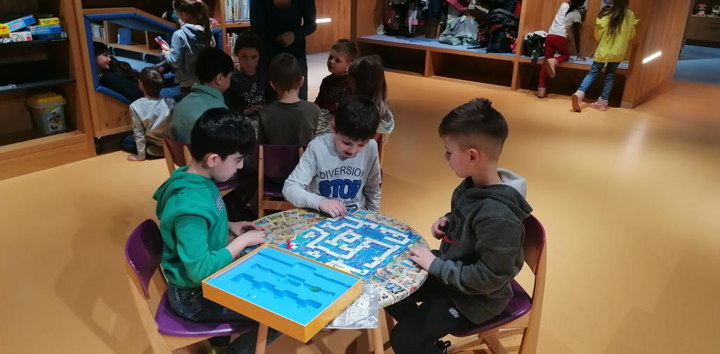 Bücherei 8 Kinder beim Spielen