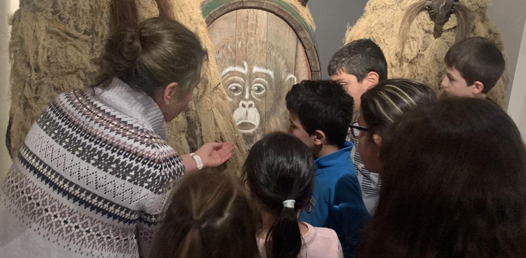 Kinder betrachten die Wilden und den Panzenaff