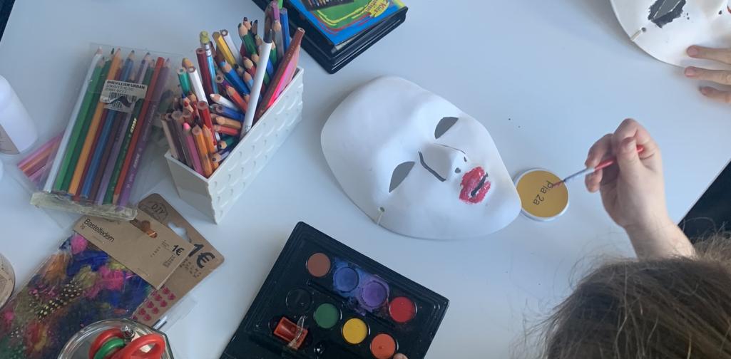 Kinder bemalen ihre eigenen Masken