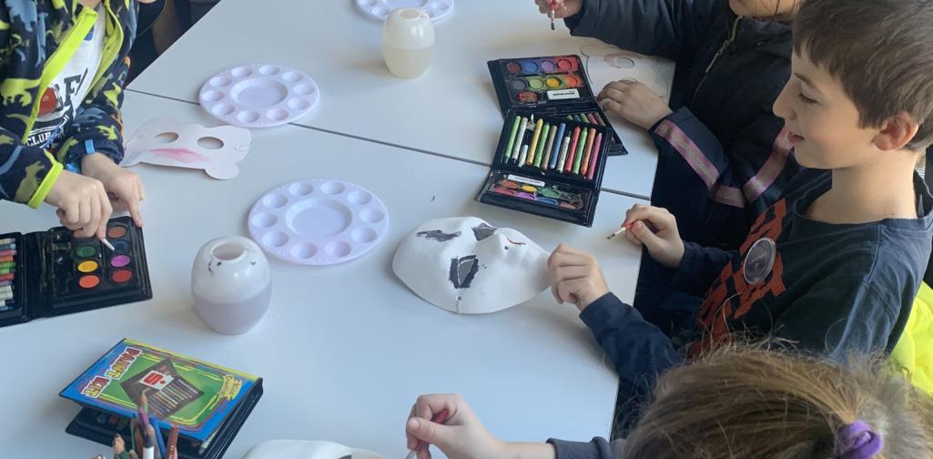 Kinder bemalen Masken