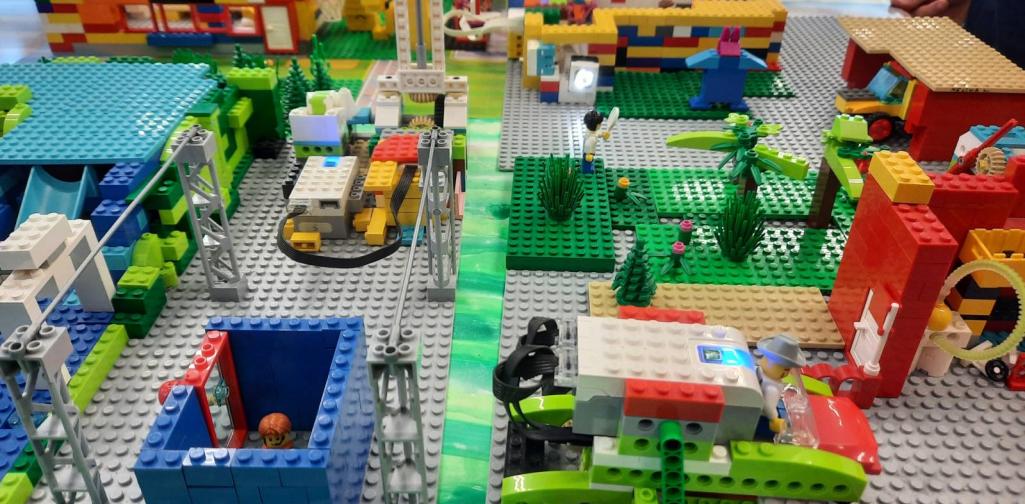 FLL 2.5 Modell: Umspannwerk und Traktor