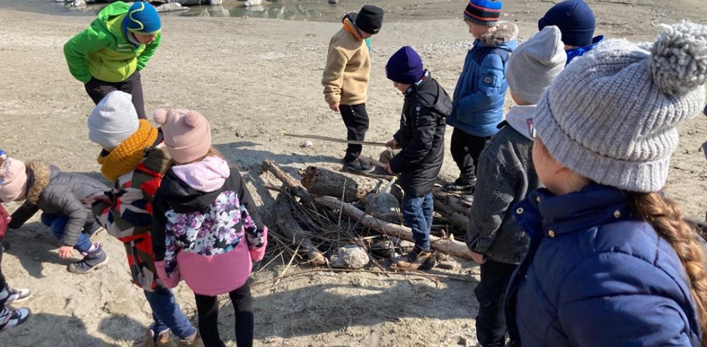 Kinder bauen einen Damm