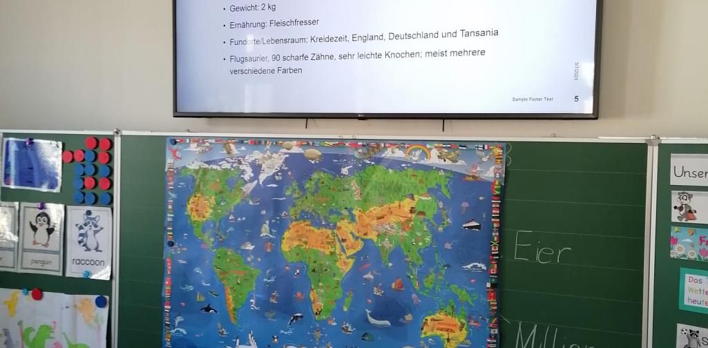 Bildschirm mit Infotext über einen Dinosaurier