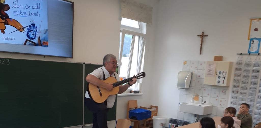 Vorlesetag 1 Gemeinsam wird ein passenden Lied zum Vorlesebuch gesungen