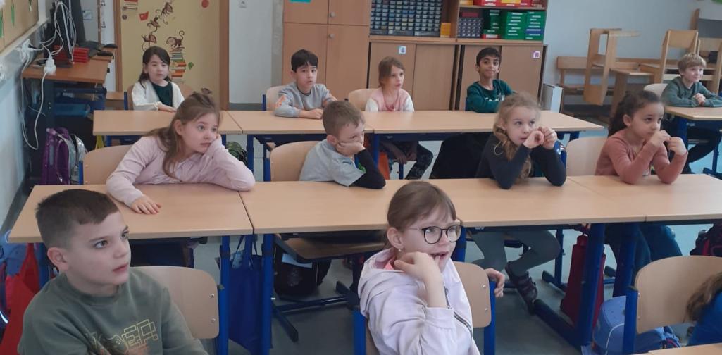 Vorlesetag 2 Kinder hören aufmerksam zu