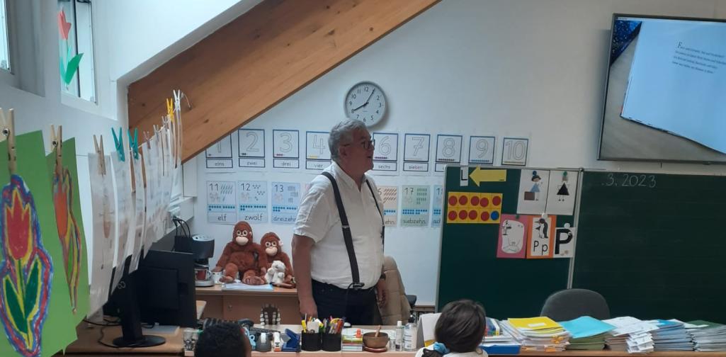 Vorlesetag 3 Die Bilder des Buches werden am Flatscreen vergrößert dargestellt.