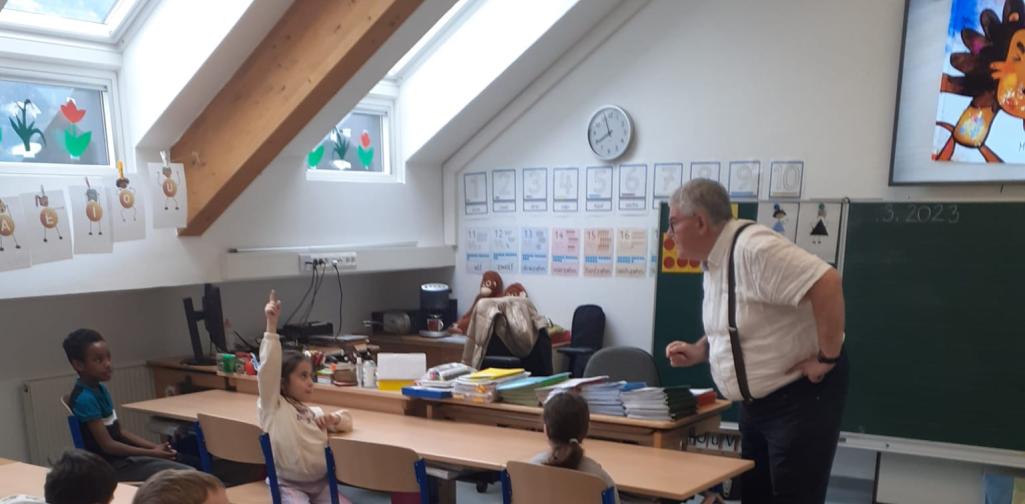 Vorlesetag 4 Das Vorlesebuch wird im Klassenverband vorgelesen.