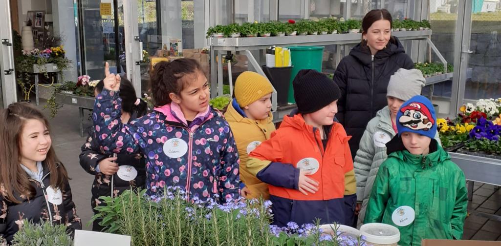 Gärtnerei 1 Kinder stehen im Gewächshaus