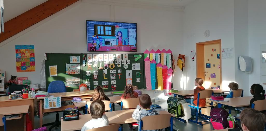 digitale Grundbildung 2 Kinder sehen sich die Videoserie Cody21 an