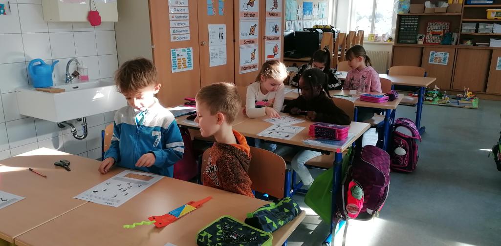digitale Grundbildung 1 Kinder bearbeiten in Partnerarbeit ein Arbeitsblatt