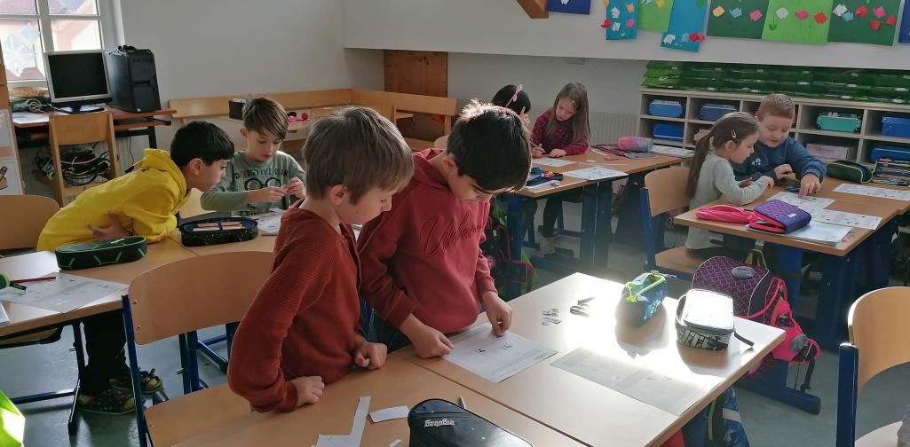 digitale Grundbildung 3 Kinder bearbeiten in Partnerarbeit das vorgegebene Arbeitsblatt