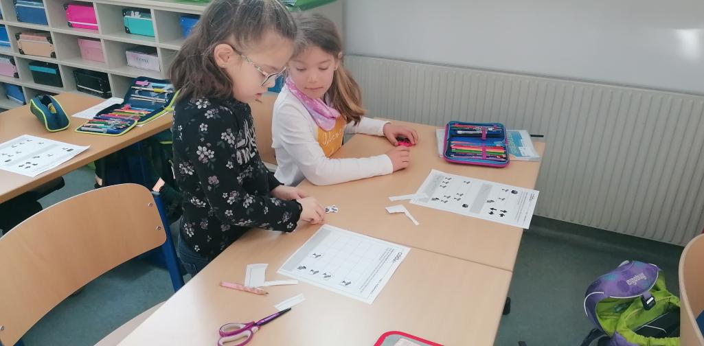 digitale Grundbildung 6 Kinder bearbeiten das Arbeitsblatt