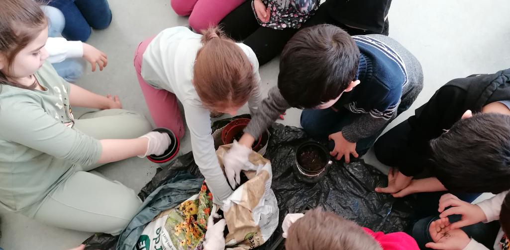 Blumen pflanzen 2 Kinder arbeiten zusammen im Team