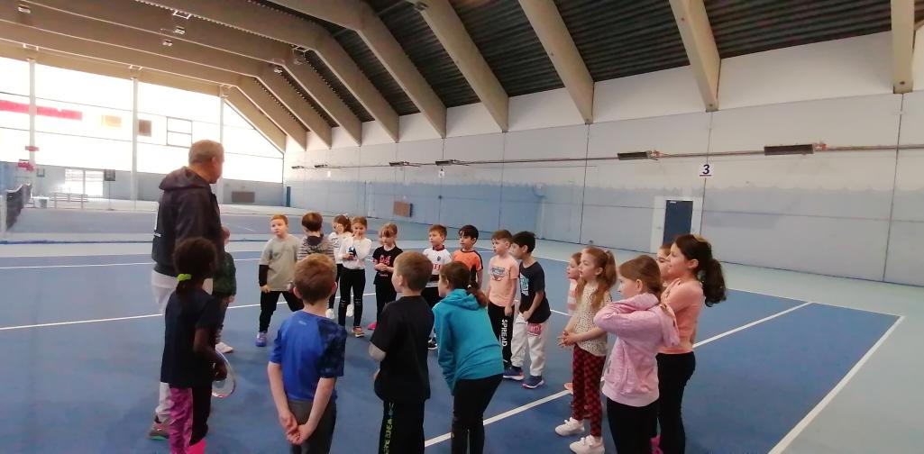 Tennis 1 Kinder erhalten vom Tennistrainer eine Einschulung