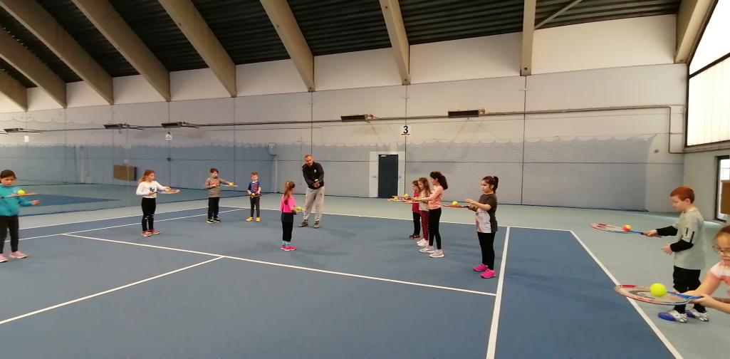 Tennis 2 erste Ballübungen mit Schläger und Tennisball