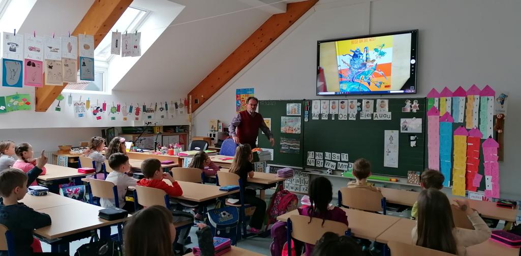 österreischiche Vorlesetag 1 Bilderbuch wird vorgelesen