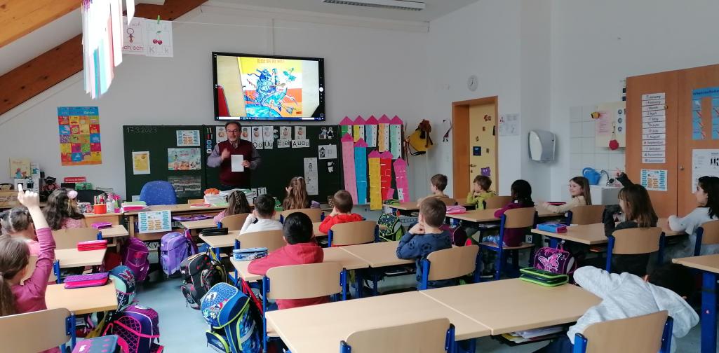 österreischiche Vorlesetag 2 Das Bilderbuch wird mit Hilfe der Dokumentenkamera über den Flatscreen dargestellt.