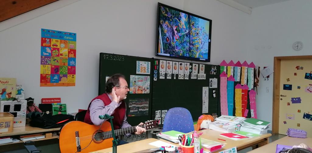 österreischiche Vorlesetag 4 gemeinsam wird ein passendes Lied gesungen