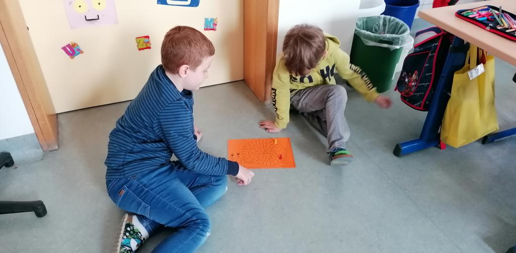 österreischiche Vorlesetag 3 Kinder spielen in Partnerarbeit ein Lesespiel