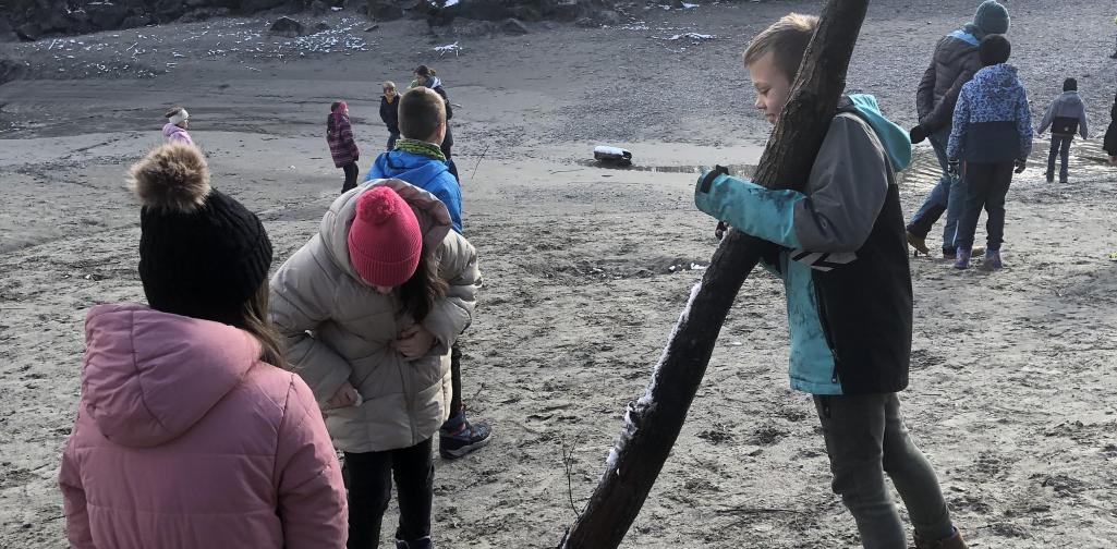 Biberausflug 3 Kind schleppt einen leichten Baumstamm