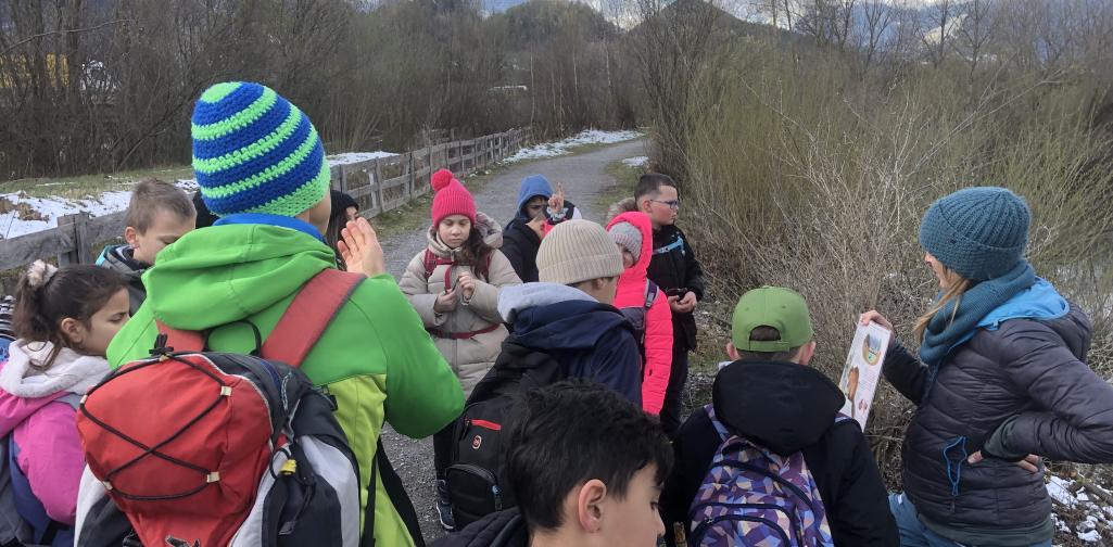 Biberbausflug 4 Kinder hören den Erklärungen der Vortragenden zu