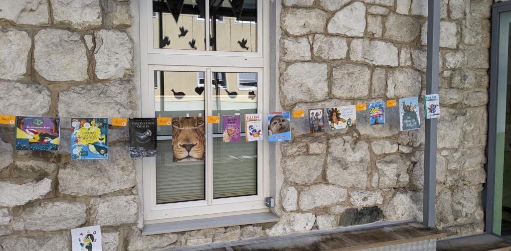 Bücherleine mit dem Cover der neuen Bücher