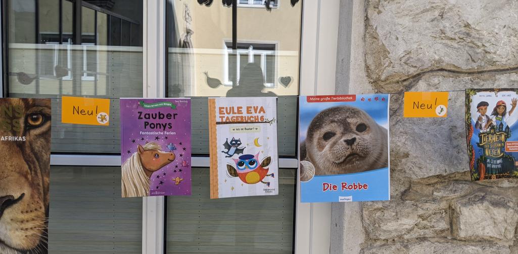 Bücherleine mit dem Cover der neuen Bücher