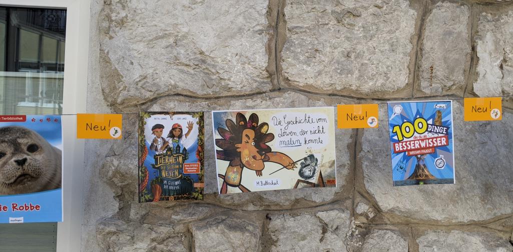 Bücherleine mit dem Cover der neuen Bücher