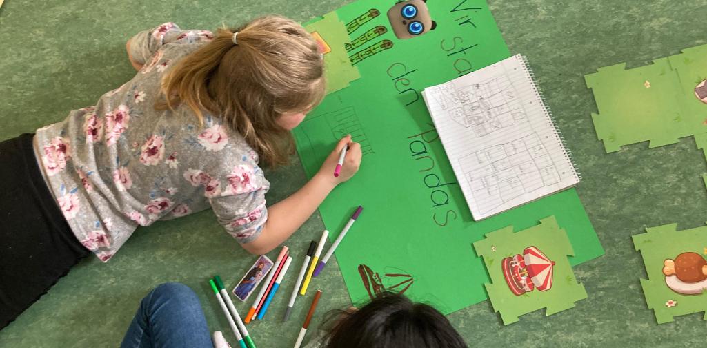 Kinder erstellen ein Plakat