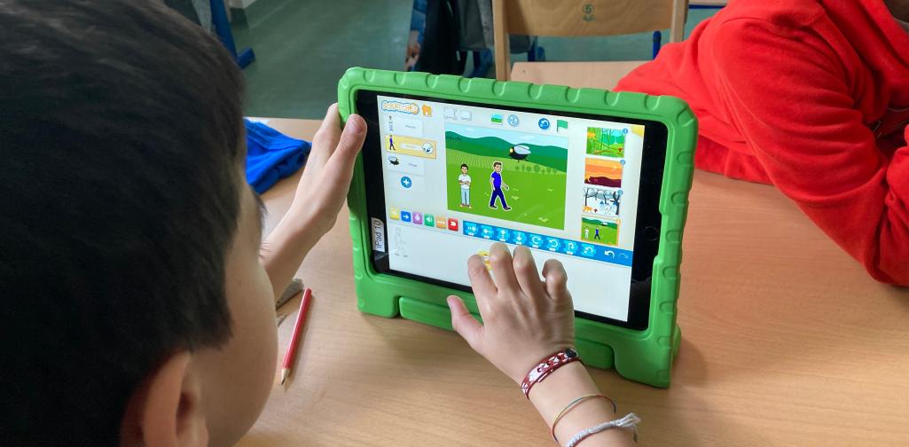 Kind programmiert am Tablet mit dem Programm Scratch