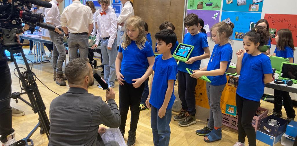 Kinder der 3d werden zu ihrem Projekt interviewt