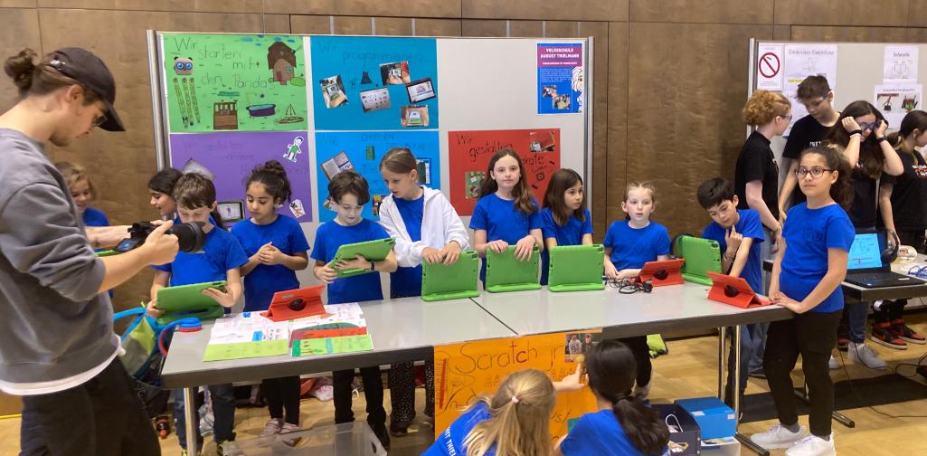 Kinder der 3d stehen bei ihrem Stand