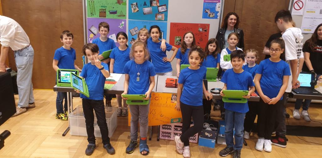 Gruppenfoto am Messestand der 3d