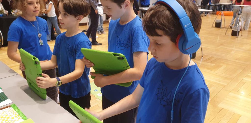 Kinder überprüfen ihre Programme an den Tablets