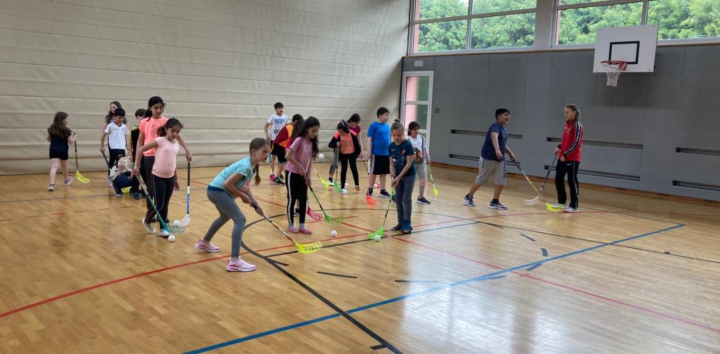 Kinder beim Floorball spielen
