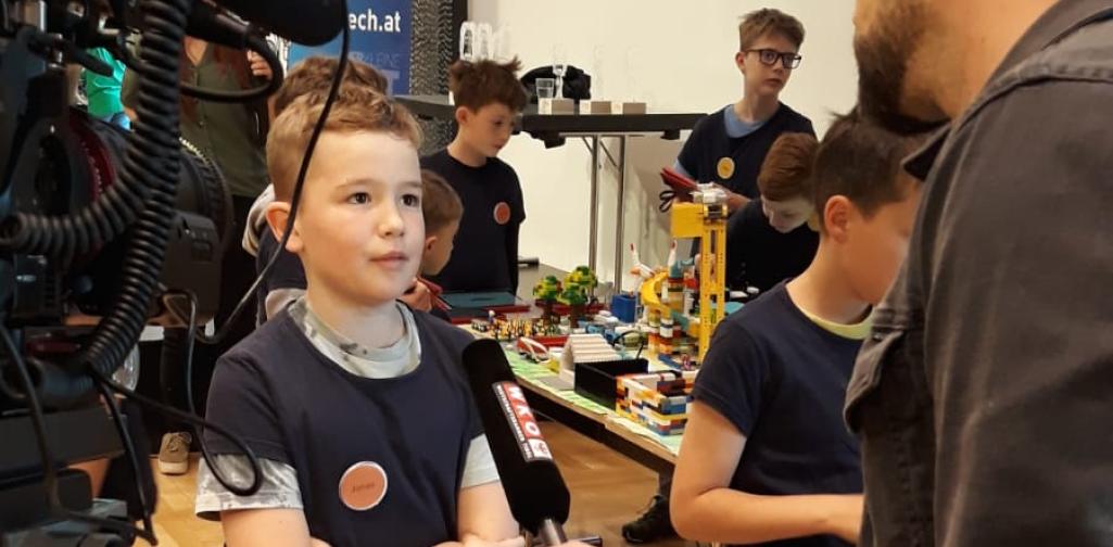 KInd wird interviewt