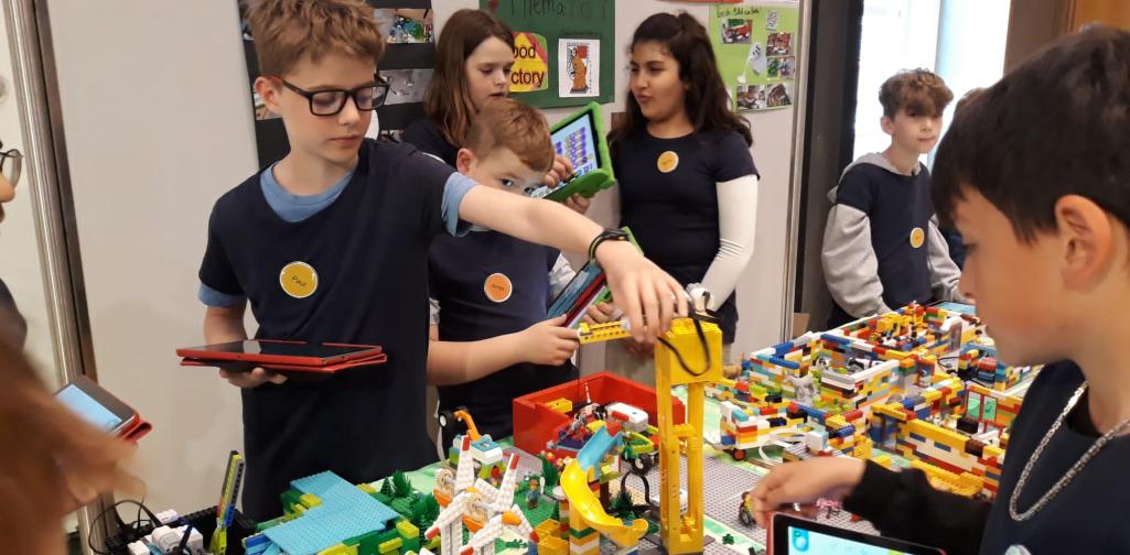 Kinder überprüfen die Funktionsweise des Lego Modells