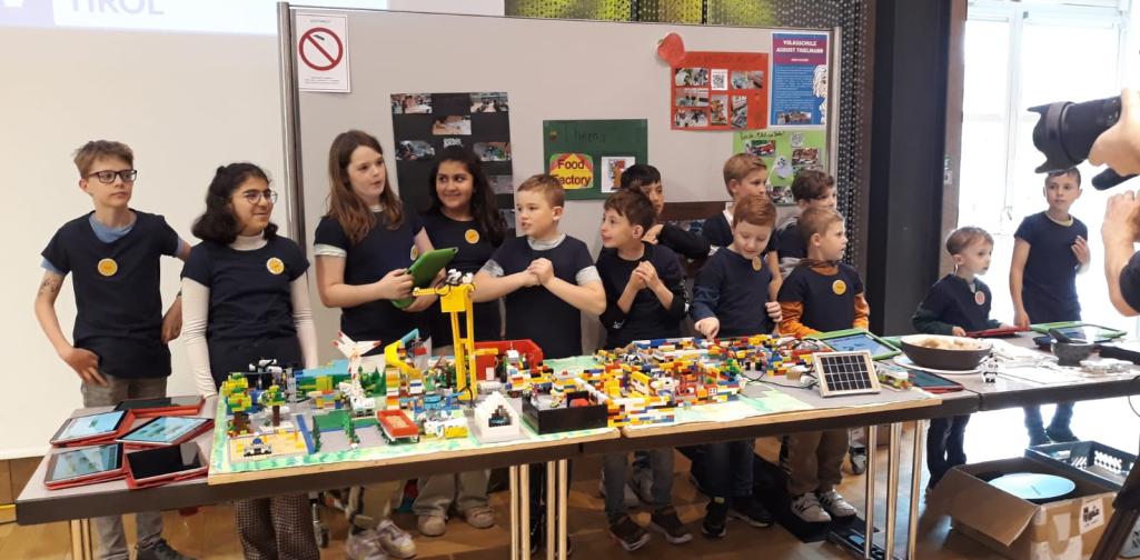 KInder im Hintergrund, Bauernhofmodell im Vordergrund