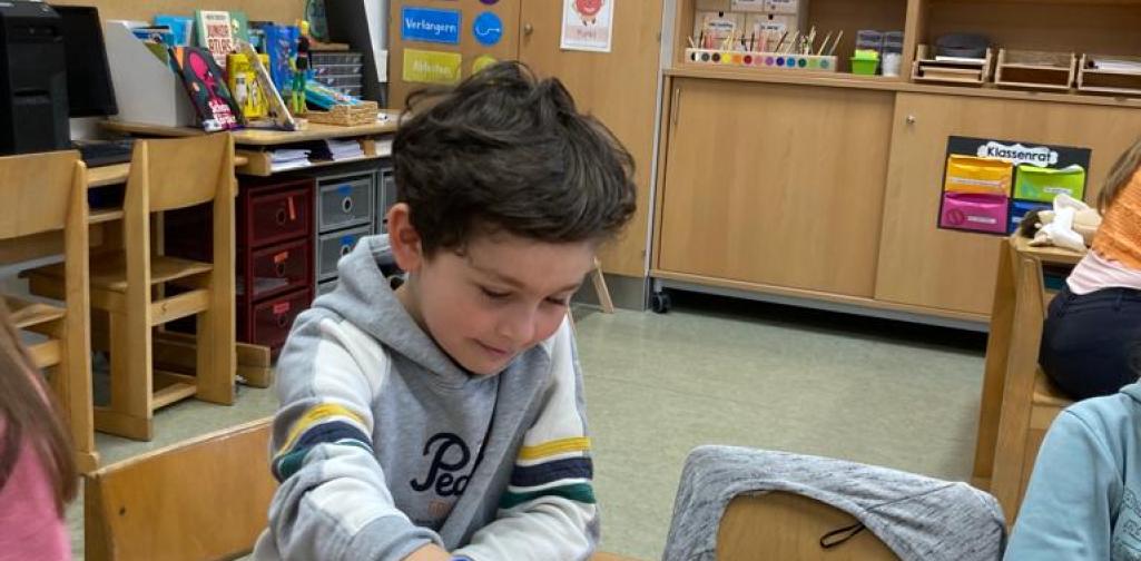 Herz 04 Kind betastet das Tierherz