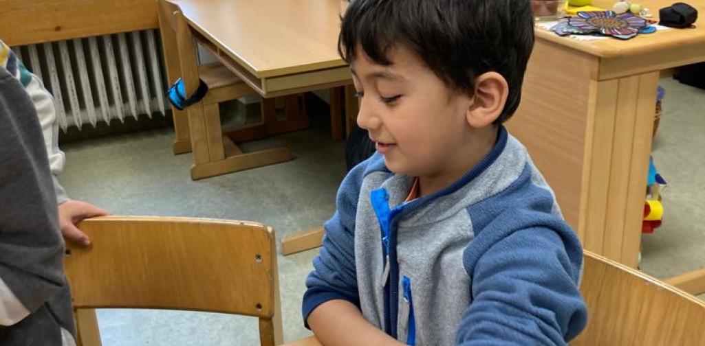 Herz 09 Kind betastet das Tierherz