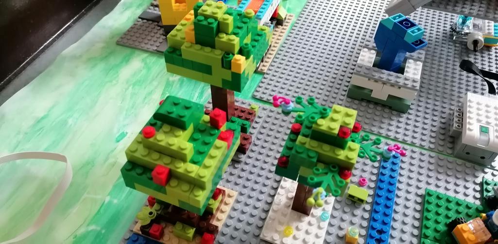 Obstgarten aus Klemmbausteinen