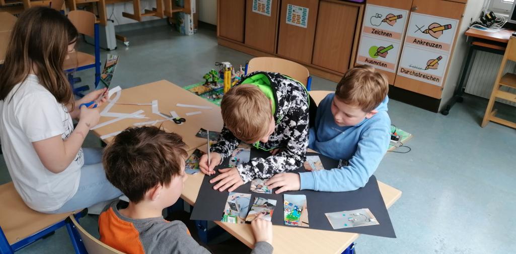 Kinder erstellen Plakate