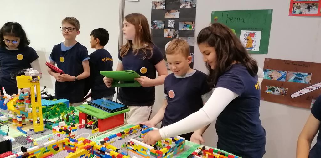 Kinder nehmen die letzten Verbesserungen am Modell vor