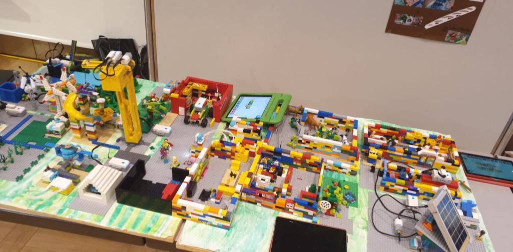 Bauernhofmodell aus Klemmbausteinen