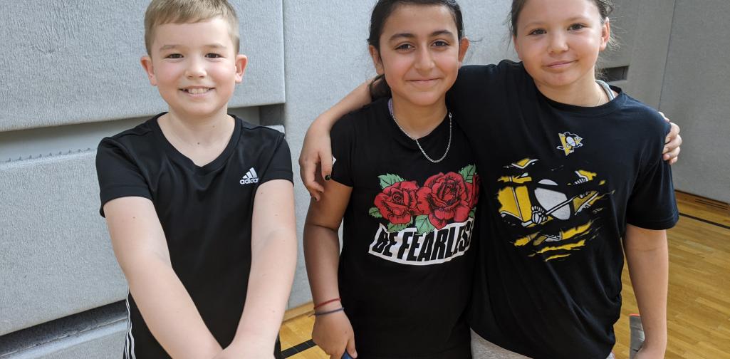 Kinder beim Floorball spielen