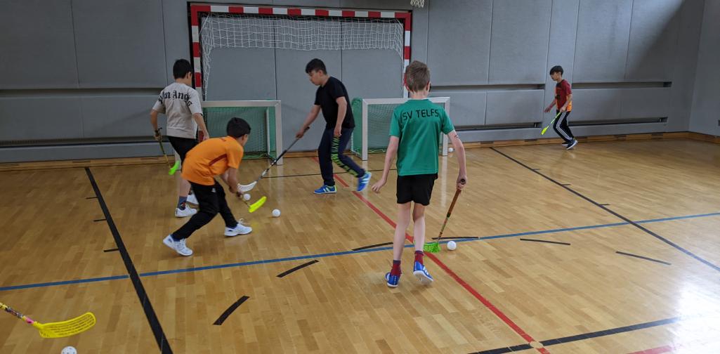 Kinder beim Floorball spielen