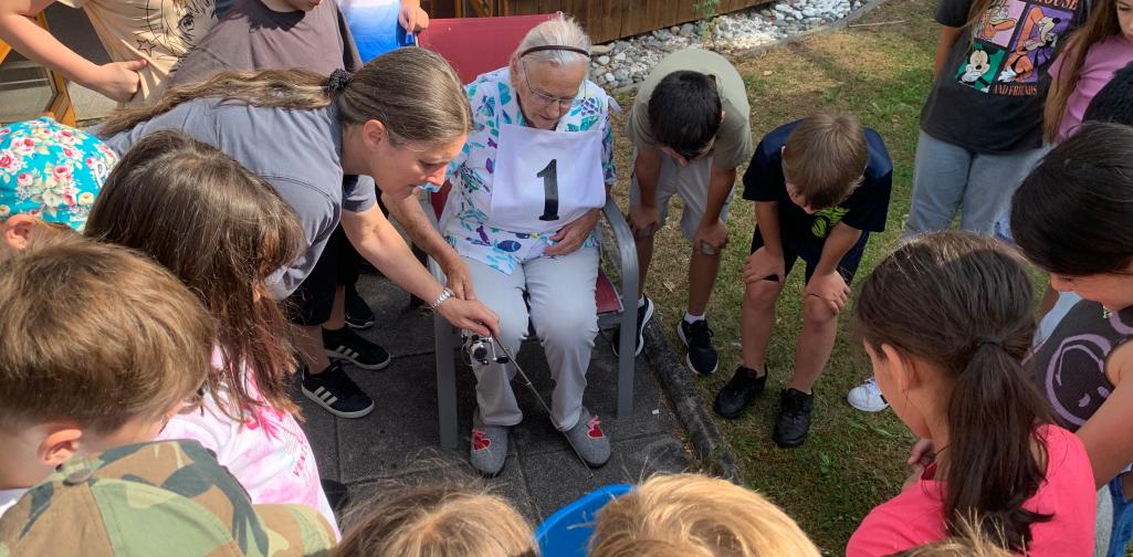 Olympiade 3 Gemeinsam werden verschiedene Stationen gemeistert